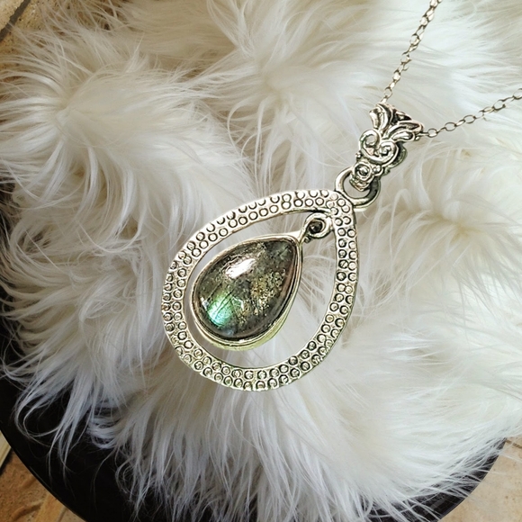 Sterling Silver Teardrop Pendant with Labradorite Gemstone and 925 Chain - Picture 2 of 8
